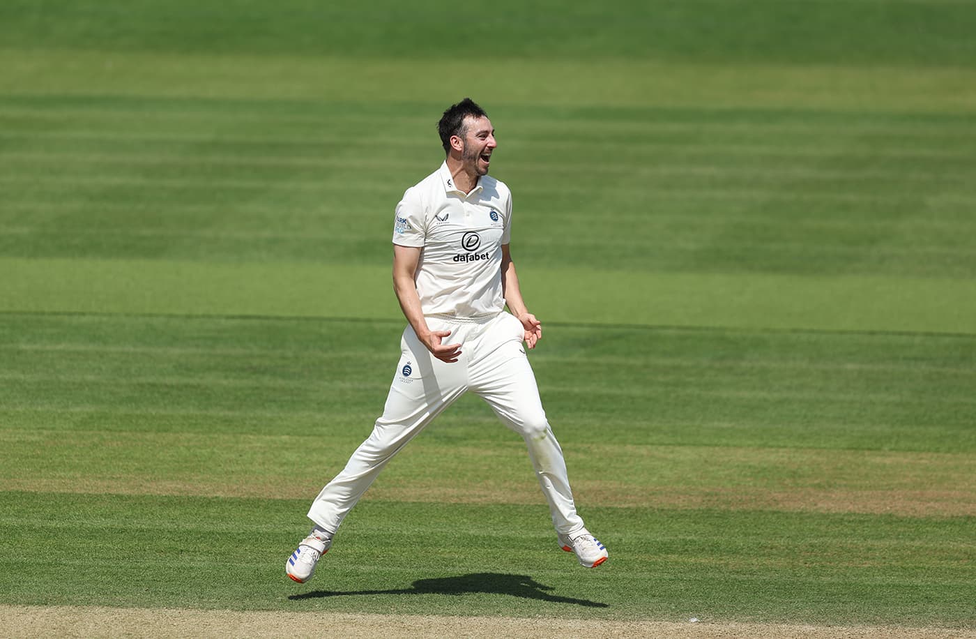 Roland-Jones five-for puts Middlesex on course for victory