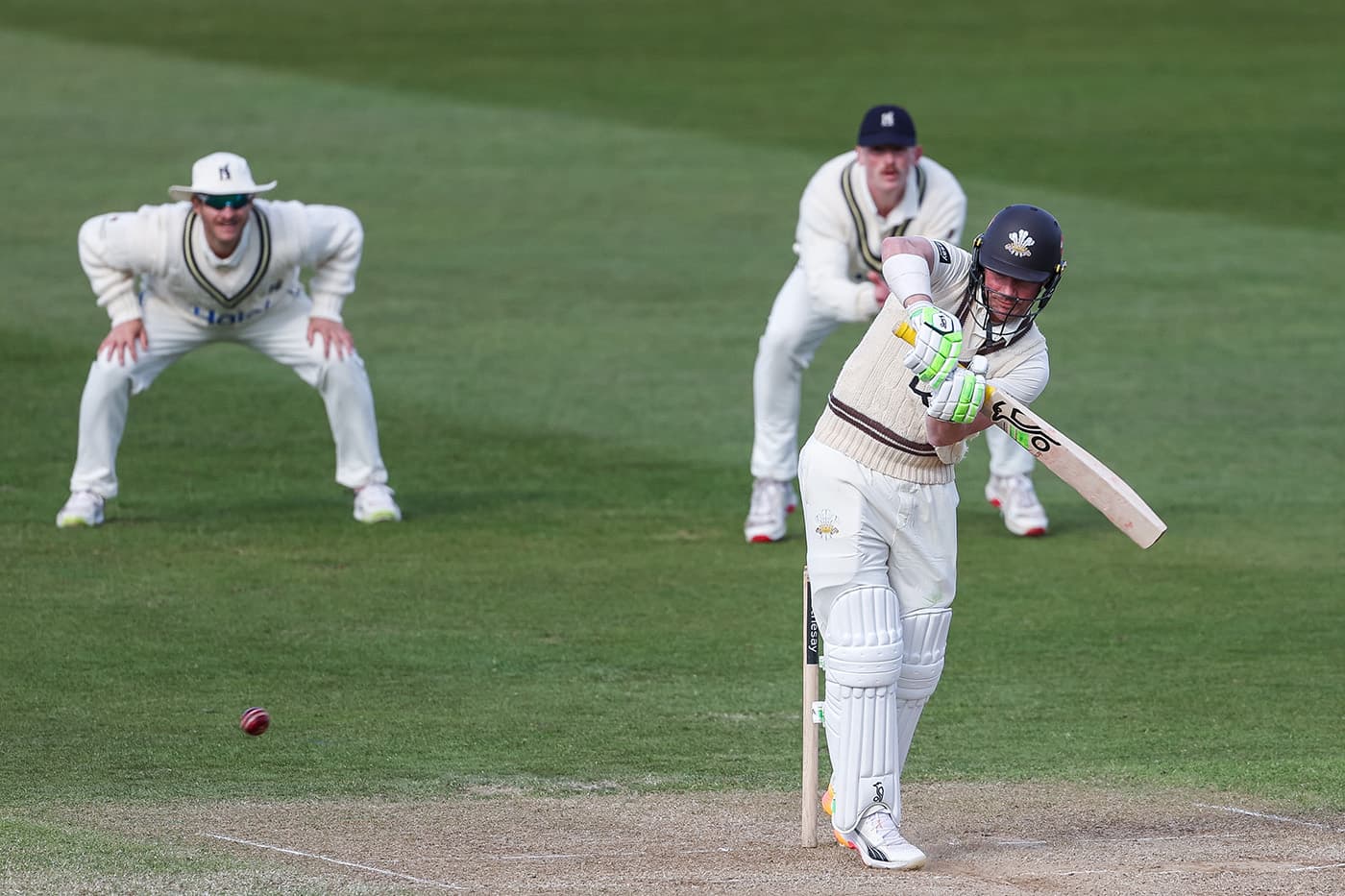 Burns, Smith lead rearguard as Surrey face dicey final day