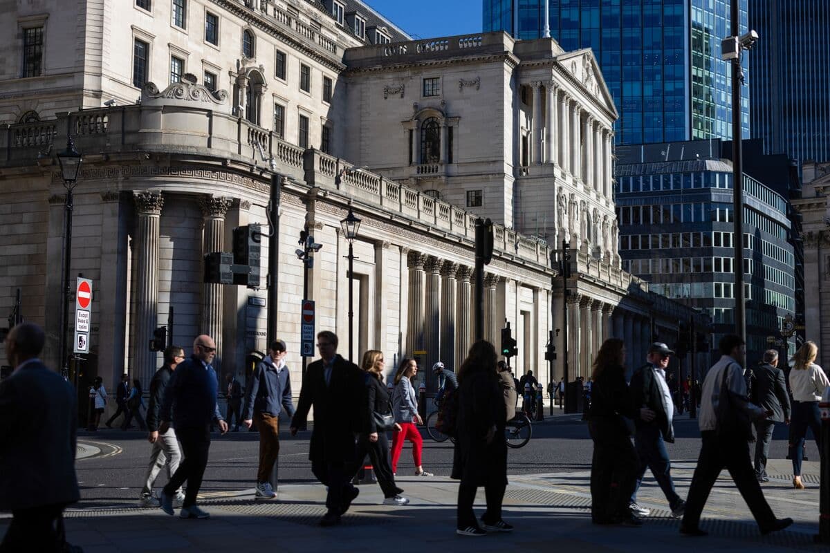 BOE Warns on Escalating Risks From AI, Fallout From Iran War