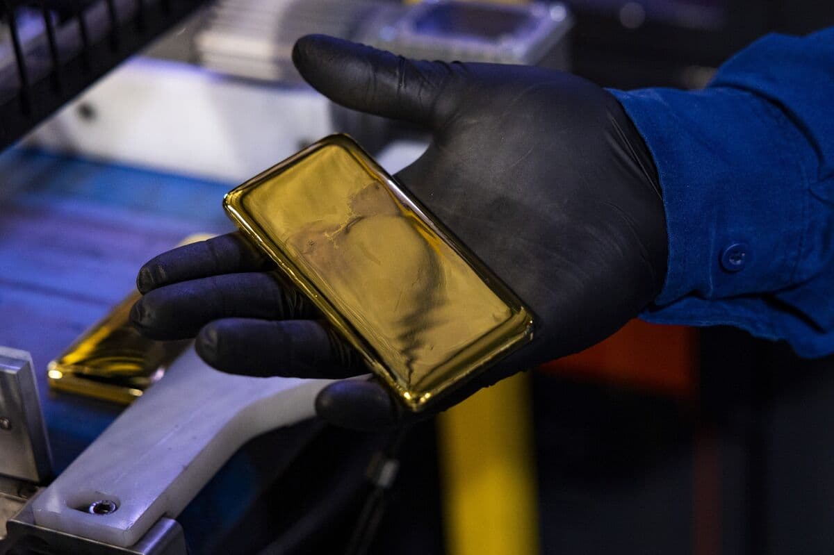 Gold Pares Losses After Report on Talks About Iran War Ceasefire