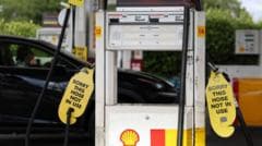 Australians told to continue Easter travel plans despite fuel shortages